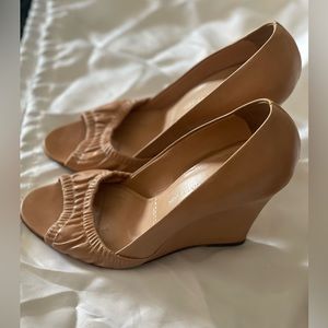 Open toe nude wedges